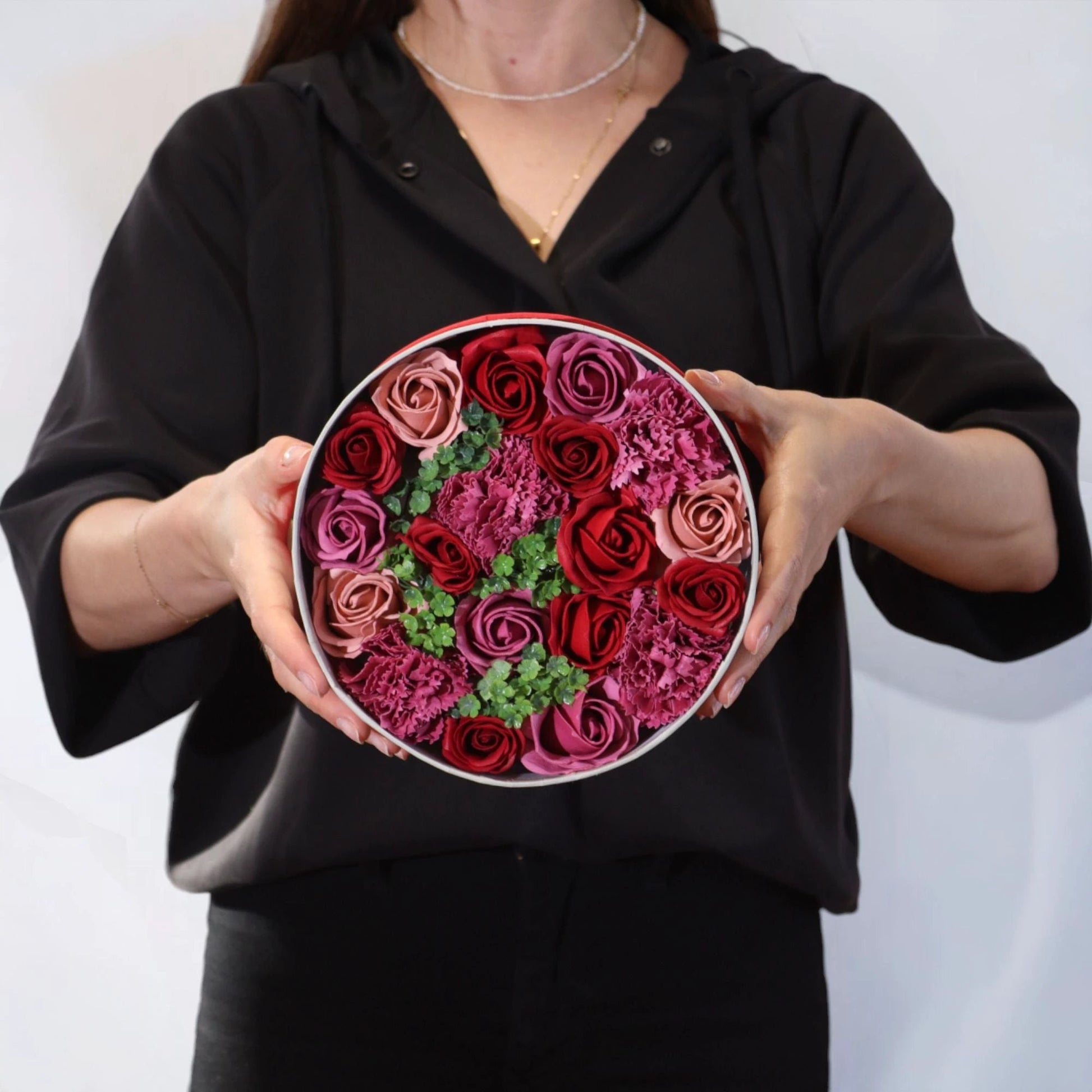 Round Box - Vintage Roses by AW Dropship UK